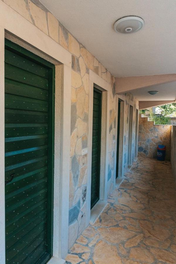 אוברובץ River Huts Zrmanja מראה חיצוני תמונה